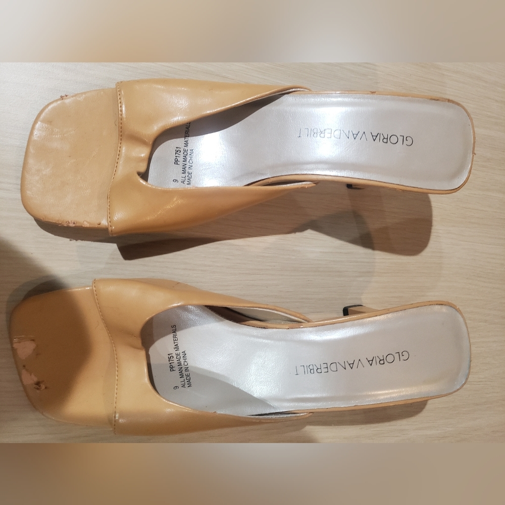 Gloria Vanderbilt casual slip on sandal. Deep cream color.